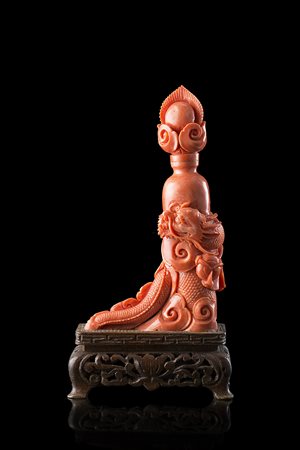 Scultura in corallo rosso raffigurante drago con vaso, base in legnoCina,...