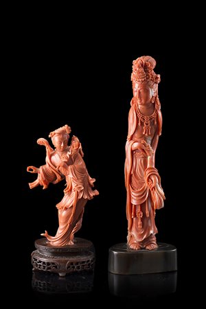 Due sculture in corallo raffiguranti divinità e dama dalle lunghe vesti, basi...