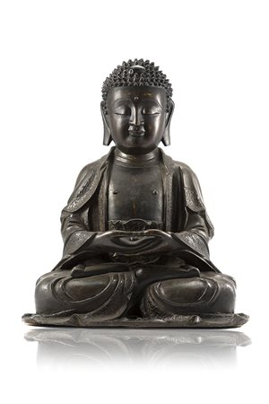 Scultura in bronzo raffigurante Buddha seduto (lievi difetti)Cina, dinastia...