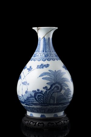 Vaso yuhuchunping in porcellana bianca e blu decorato con scena continua di...
