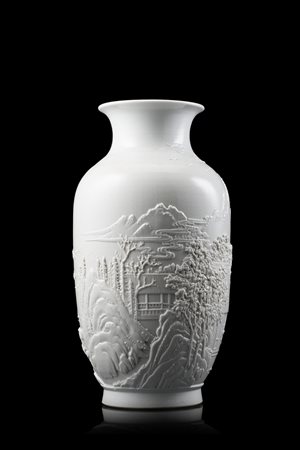 Vaso cilindrico in porcellana a invetriatura bianca, con decoro in rilievo...