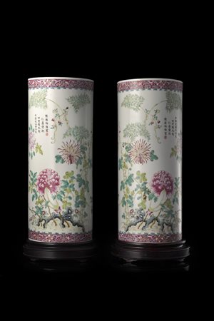 Coppia di vasi cilindrici in porcellana Famiglia Rosa decorati con peonie e...