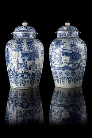 Coppia di importanti vasi con coperchio in porcellana bianca e blu, ciascuno...