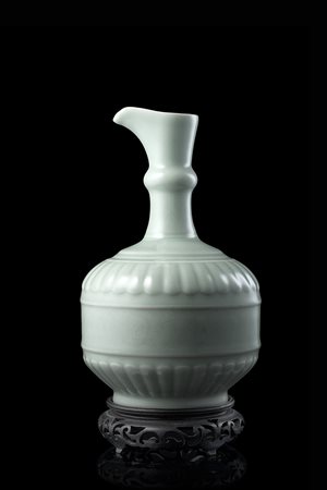 Raro versatoio in porcellana a invetriatura celadon, di forma ispirata alla...