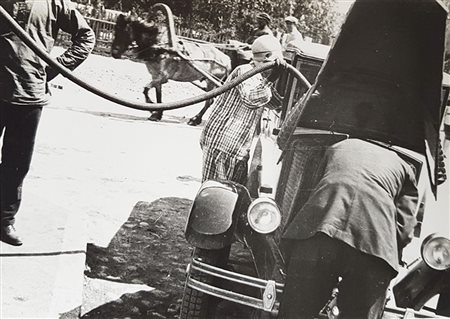 Alexander Rodchenko (1891-1956) “Alla stazione di benzina”, 1935...