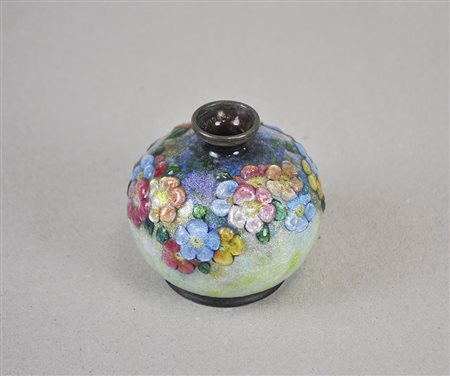 Camille Faure Vaso a decori floreali;Vermeille, smalto, rame, 8 x 7 cm,...