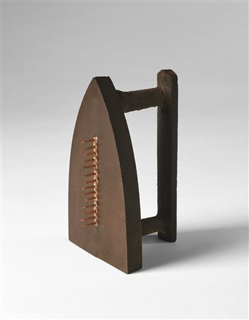 MAN RAY (1890 - 1976) Cadeau. Ferro. Cm 17,00 x 10,00 x 10,00. 3822/5000....