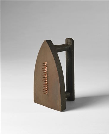 MAN RAY (1890 - 1976) Cadeau. Ferro. Cm 17,00 x 10,00 x 10,00. 3289/5000....