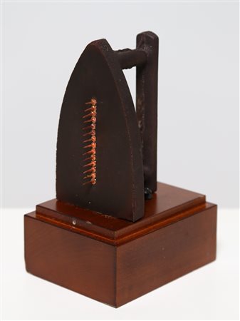 MAN RAY (1890 - 1976) Cadeau. Ferro e legno. Cm 15,00 x 31,00 x 12,00....