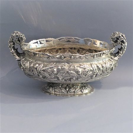 MARIO BUCCELLATI Grande centro tavola in argento a forma ovale. Corpo...