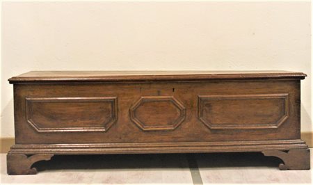 CASSAPANCA in legno di noce intagliato Italia inizio XIX sec. cm 54x170x48