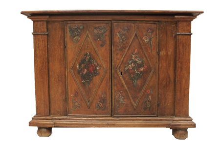 CREDENZA in noce fronte con due ante decorate a motivi floreale XVII-XVIII...