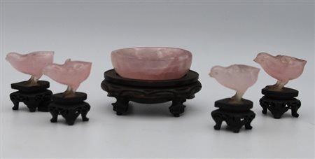 SCULTURA Quattro animaletti e una piccola ciotola in quarzo rosa. Cina XX...