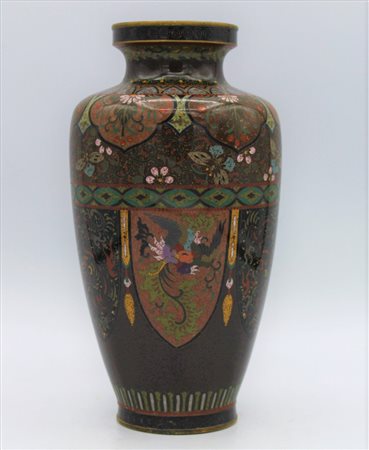 VASO in smalto cloissonné decorato con figure. Cina inizi XX sec. cm 18