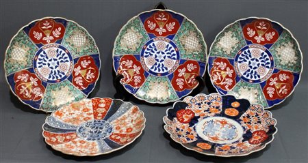 CINQUE PIATTI in porcellana Imari Giappone periodo Meiji misure varie