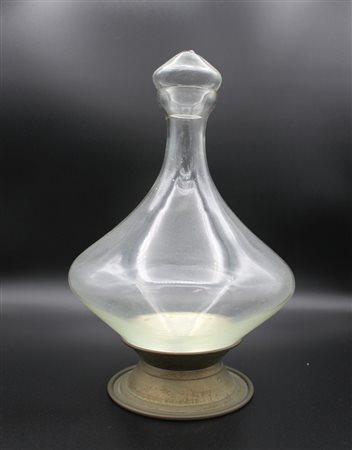 DECANTER Decanter in vetro con base in silver plate. H 28 cm