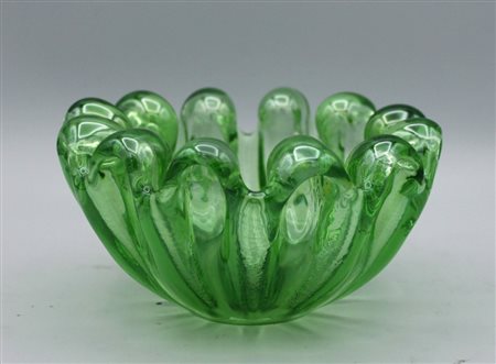 ERCOLE BAROVIER (1889 - 1974) Conchiglia in vetro pesante verde a grosse...