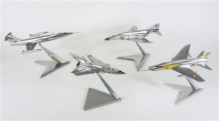 Lotto di 4 modellini di aerei in acciaio con supporto snodabile. Anni '70.