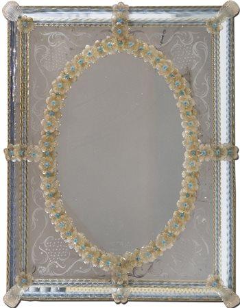 Specchiera in vetro di Muano con applicazioni floreali. cm. 81x63.