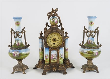 Trittico composto da orologio da tavolo e paio di vasi in porcellana...