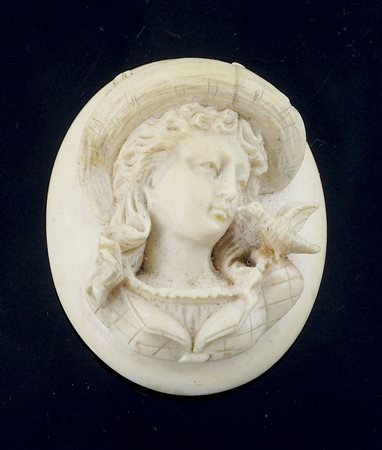 Medagione ovale in aviorio finemente scolpito raffigurante busto femminile...