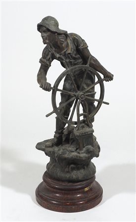 Grande scultura in metallo raffigurante marinaio, base in legno. H. tot cm. 65.