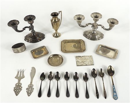 Lotto di vari oggetti in argento. Gr. 590.