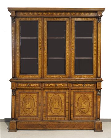 Credenza in legno a doppio corpo decorata con intarsi in legni chiari e busti...