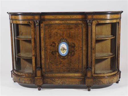 Credenza in legno con colonne centrali, anta centrale con medaglione ovale in...