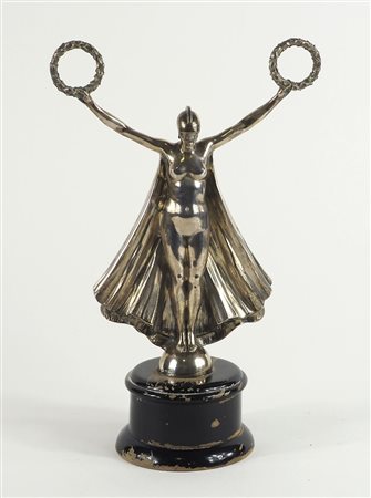 Scultura in argento raffigurante La Gloria, base in legno. Austria, dal 1866...