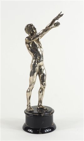 Scultura in argento raffigurante figura maschile con spada, base in legno. H....