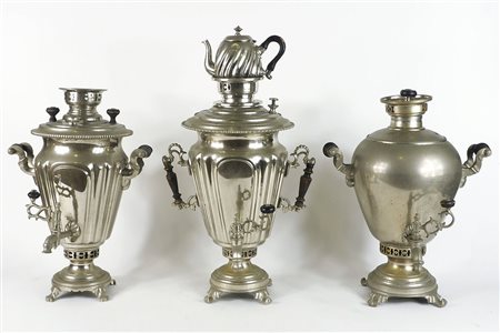 Lotto di 3 grandi samovar russi in metallo. H. max cm. 60.