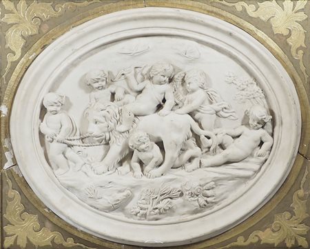 Altorilievo di forma ovale in pietra raffigurante scena con putti. cm. 48x58....