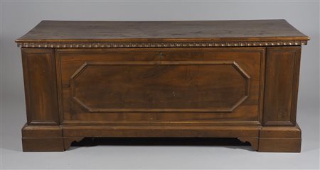 Cassapanca in legno. cm. 68x162x60.