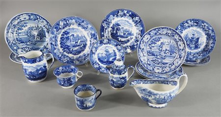 Wedgwood: lotto di vari oggetti tra cui piatti, piattini e salsiera.