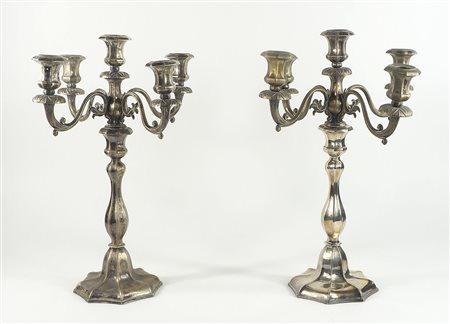 Paio di grandi candelabri in metallo argentato a 5 fiamme. H. cm. 48.