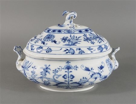 Meissen (spade): grande zuppiera in porcellana bianco con decori blu. cm. 27x37.