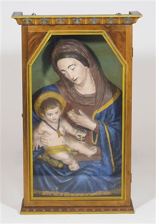 Scultura in cartapesta dipinta raffigurante Madonna con bambino, entro teca...