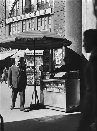 Mario De Biasi (1923 - 2013)Milano 1950 ca.Due stampe fotografiche vintage...