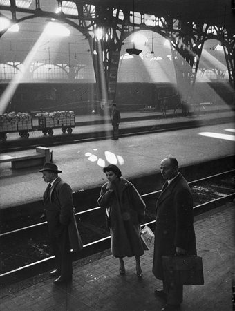 Mario De Biasi (1923 - 2013)Stazione Centrale, Milano 1950 ca.Due stampe...