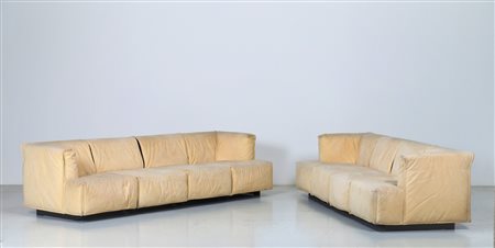 STUDIO CASSINA Coppia di divani modulabili. Materiale plastico e tessuto. Cm...