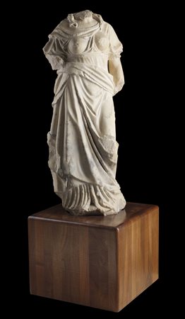 SCULTORE ITALIANO DEL XVI SECOLO Busto femminile. pietra. Cm 35,00 x 105,00 x...