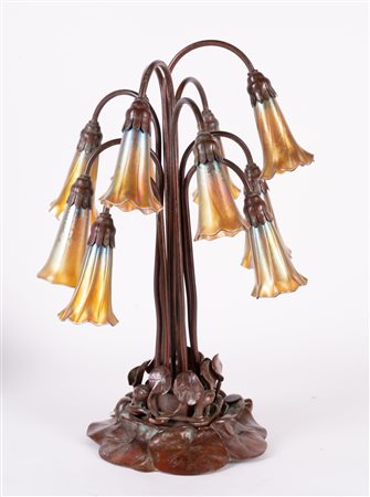 TIFFANY STUDIOS Lampada Lily, gambo modello 381 in bronzo a patina bruna, a...