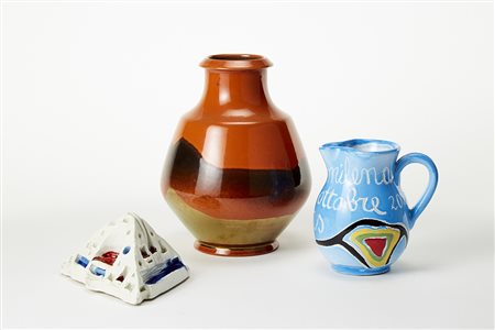 Lotto composto da tre ceramiche smaltate in policromia sotto vetrina...