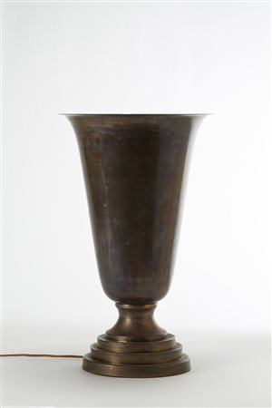Lampada déco in ottone, a forma di vaso neoclassico con base scalettata....