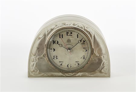 Lalique Pendola da tavolo con cassa in vetro inciso e satinato, meccanismo al...