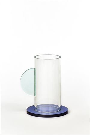 Vaso cilindrico in cristallo molato incolore e blu trasparente. Base e manico...