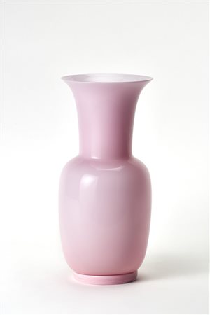 Venini Vaso della serie "Opalini". Murano, 2005. Vetro incamiciato rosa...