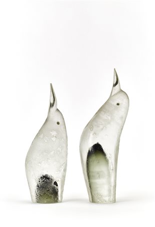 Cenedese "Pinguini"Due sculture in vetro sommerso cristallo e verde scuro,...