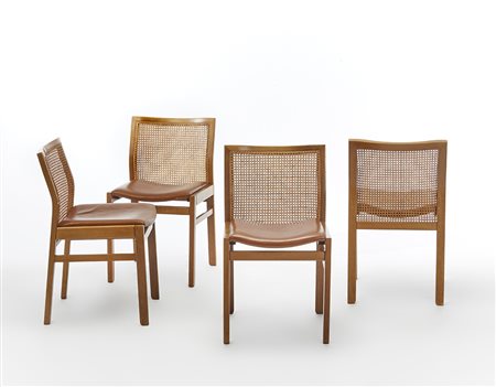 Lotto di quattro sedie in legno massello di frassino con schienale in paglia...